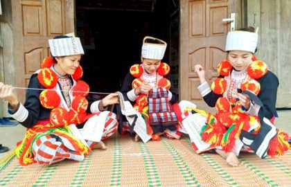 The art of decoration on the costumes of the Red Dao people